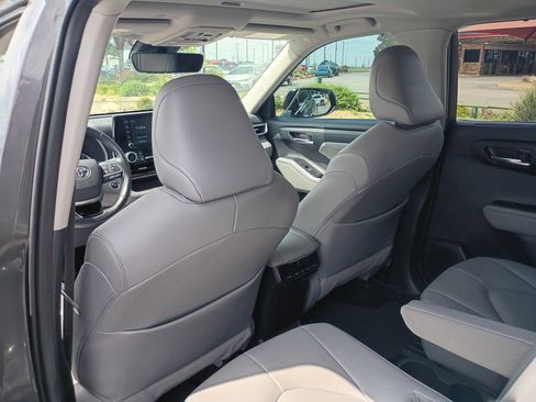 Certified 2021 Toyota Highlander XLE FWD image 12