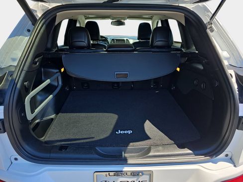 Used 2017 Jeep Cherokee Overland w/ Heavy Duty Protection Group AWD/4WD image 13