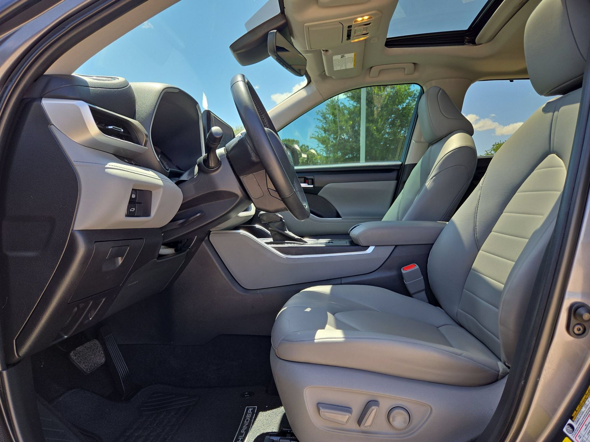 Used 2023 Toyota Highlander XLE AWD/4WD image 16