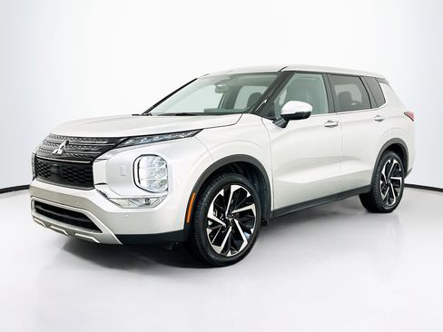 Used 2024 Mitsubishi Outlander SE image 3