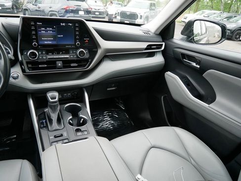 Used 2022 Toyota Highlander XLE AWD/4WD image 15