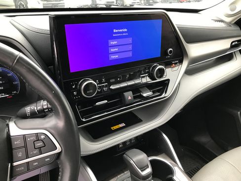Used 2024 Toyota Highlander Limited image 19