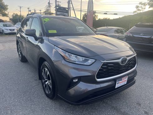 Used 2020 Toyota Highlander XLE AWD/4WD image 5