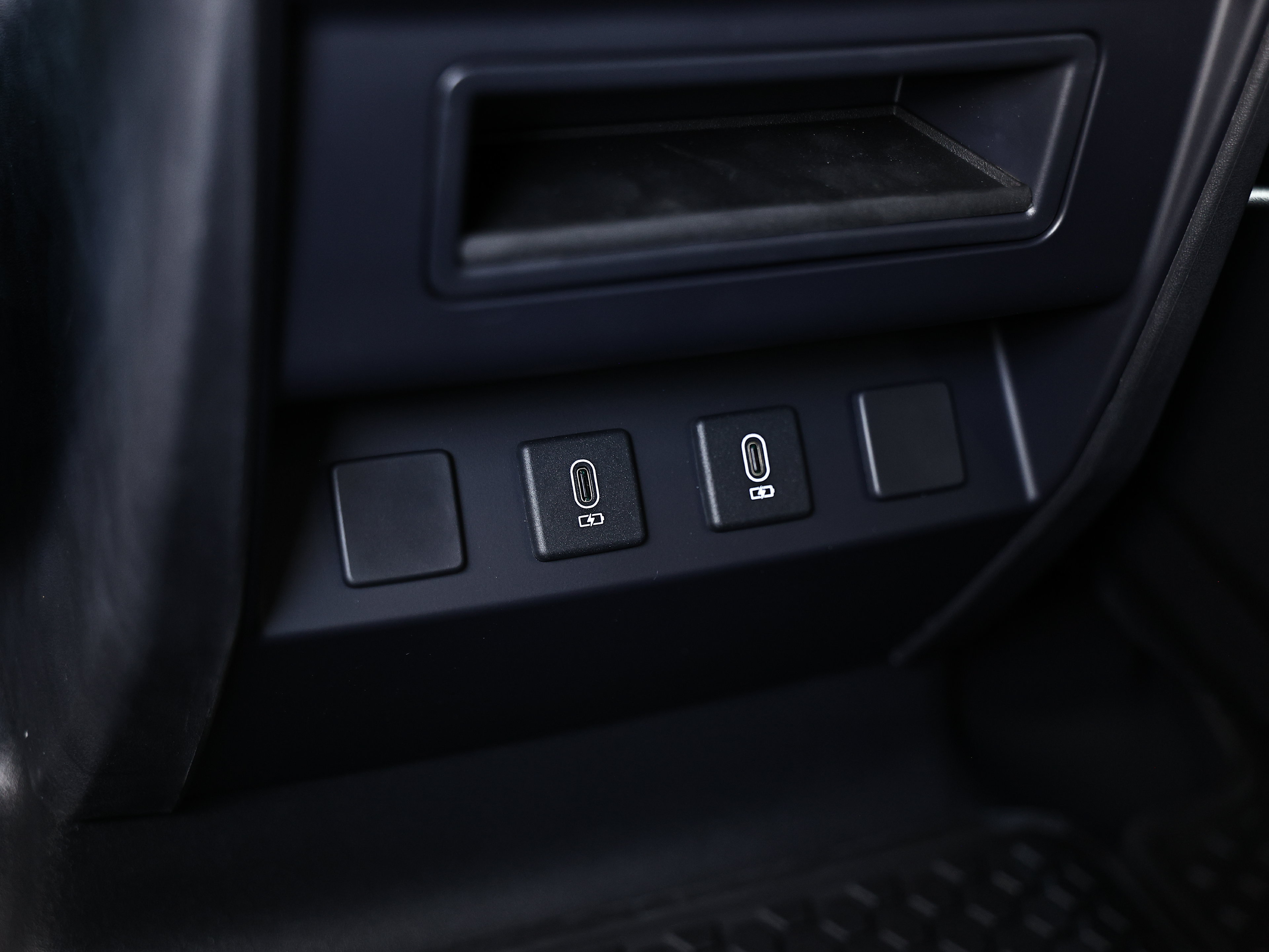 New 2026 Land Rover Defender 110 X-Dynamic SE AWD/4WD image 32