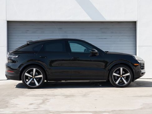 Certified 2024 Porsche Cayenne Coupe AWD/4WD image 8