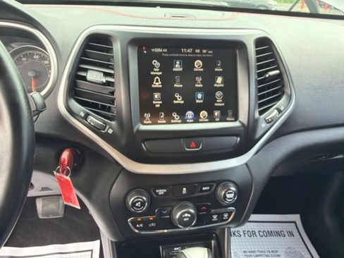 Used 2016 Jeep Cherokee Trailhawk AWD/4WD image 19