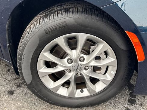 Used 2024 Chrysler Pacifica Touring-L image 9