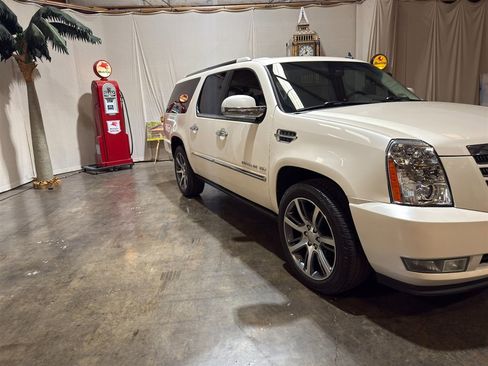 Used 2010 Cadillac Escalade ESV Premium AWD/4WD image 4