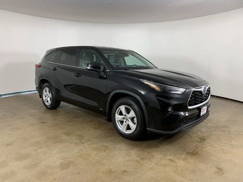 Used 2023 Toyota Highlander LE AWD/4WD image 5