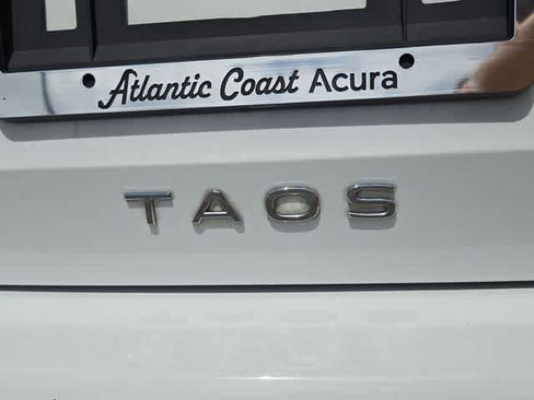 Used 2022 Volkswagen Taos SE FWD image 12