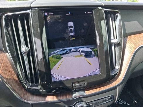 Used 2022 Volvo XC60 B5 Momentum w/ Protection Package Premier FWD image 22