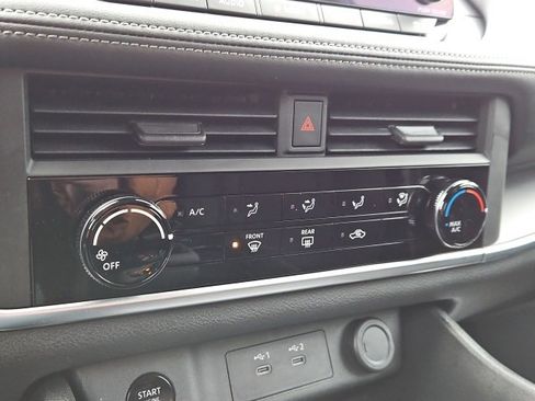 Used 2024 Nissan Rogue S image 36