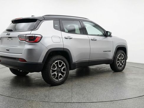 Used 2025 Jeep Compass Trailhawk AWD/4WD image 9