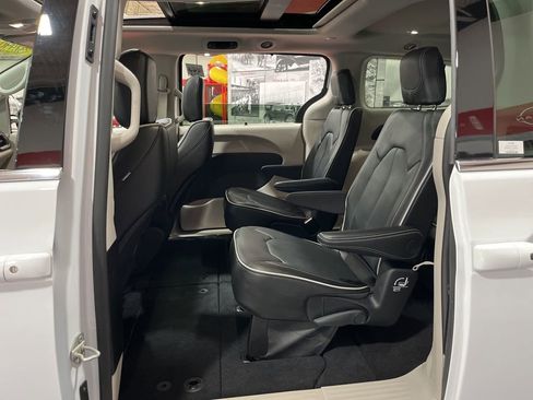 Used 2024 Chrysler Pacifica Limited w/ Trailer Tow Group image 12