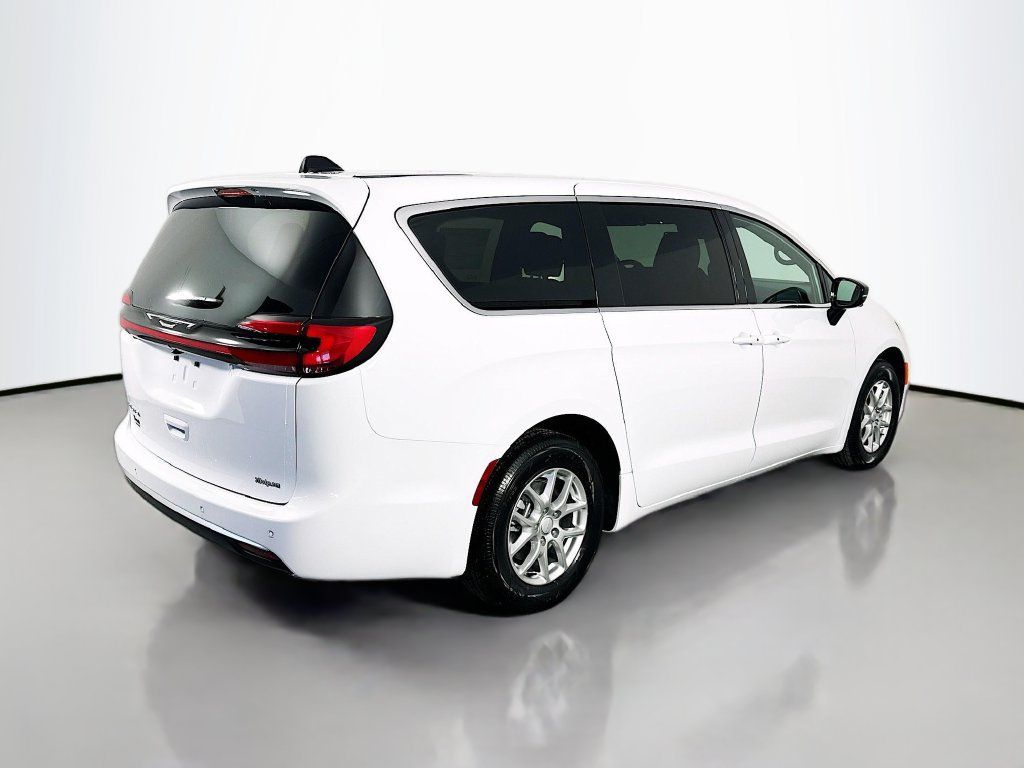 New 2027 Chrysler Pacifica Select FWD image 7