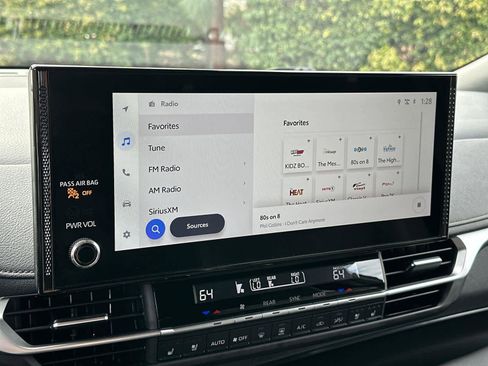 Used 2025 Toyota Sienna Limited image 16