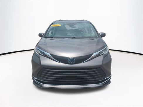 Used 2021 Toyota Sienna XLE FWD image 3