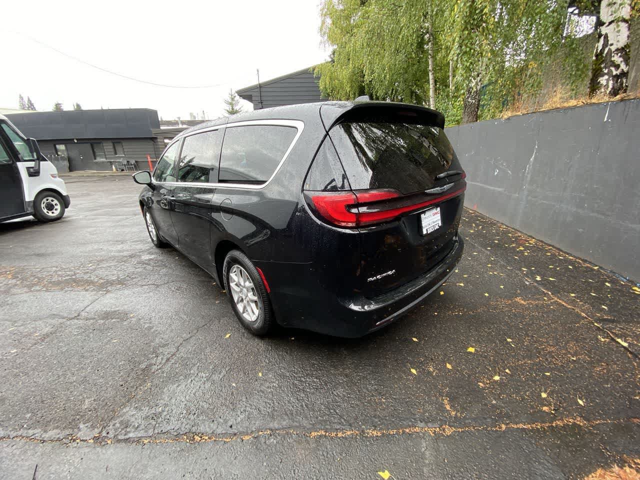 Used 2025 Chrysler Pacifica Select FWD image 4