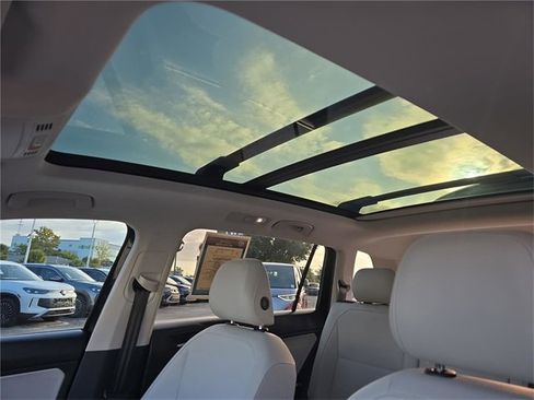 Used 2021 Volkswagen Tiguan SEL image 24