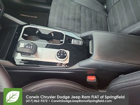 Used 2025 Mitsubishi Outlander SE image 28