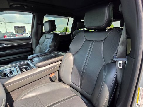 Used 2023 Jeep Wagoneer Series III w/ Premium Group I AWD/4WD image 10