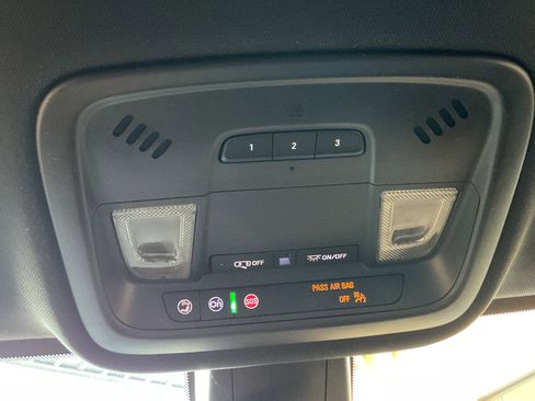 Used 2023 Chevrolet Traverse LT image 25