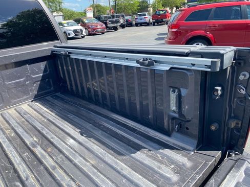 Used 2017 RAM 1500 Classic SLT RWD image 13