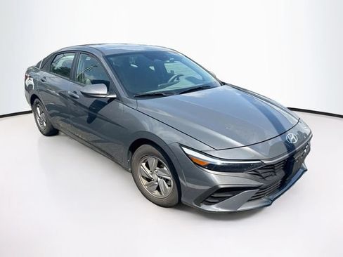 Certified 2024 Hyundai Elantra SE FWD image 6
