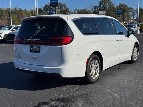 Used 2024 Chrysler Pacifica Touring-L image 3