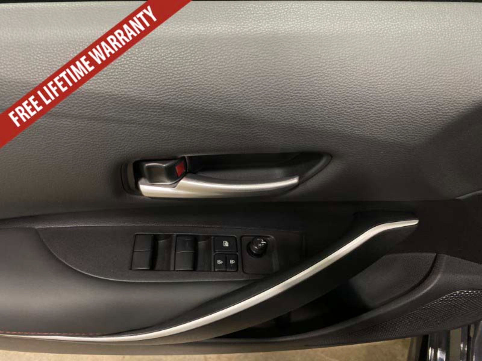 Used 2025 Toyota Corolla SE FWD image 29
