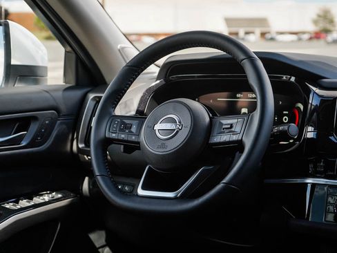 New 2025 Nissan Pathfinder Platinum image 16