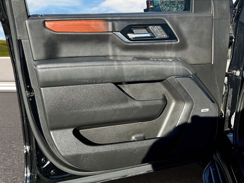 Used 2025 GMC Yukon Denali image 12