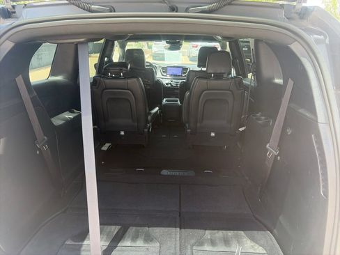 Used 2025 Chrysler Pacifica Select FWD image 10