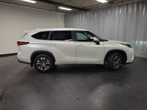 Used 2024 Toyota Highlander XLE AWD/4WD image 9