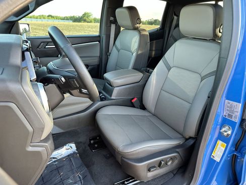 Used 2026 Chevrolet Colorado ZR2 w/ Technology Package AWD/4WD image 11