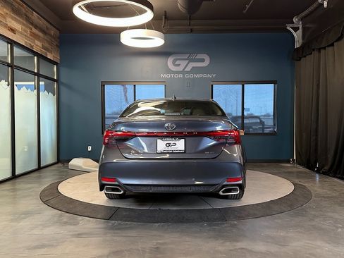 Used 2020 Toyota Avalon XLE w/ Moonroof Package image 4