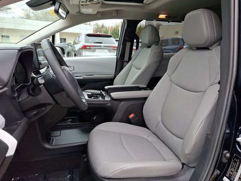 Used 2025 Toyota Sienna XLE image 13