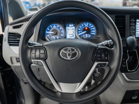 Used 2020 Toyota Sienna L image 27