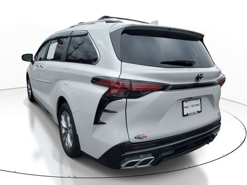 Used 2022 Toyota Sienna Limited image 4