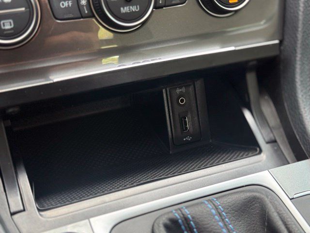 Used 2016 Volkswagen e-Golf SE w/ DC Fast Charging Package FWD image 29
