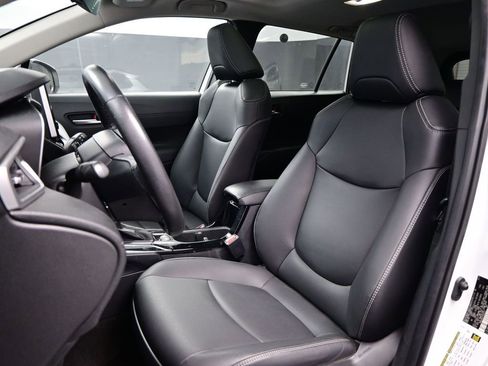 Used 2023 Toyota Corolla Cross XLE w/ Convenience Package image 8