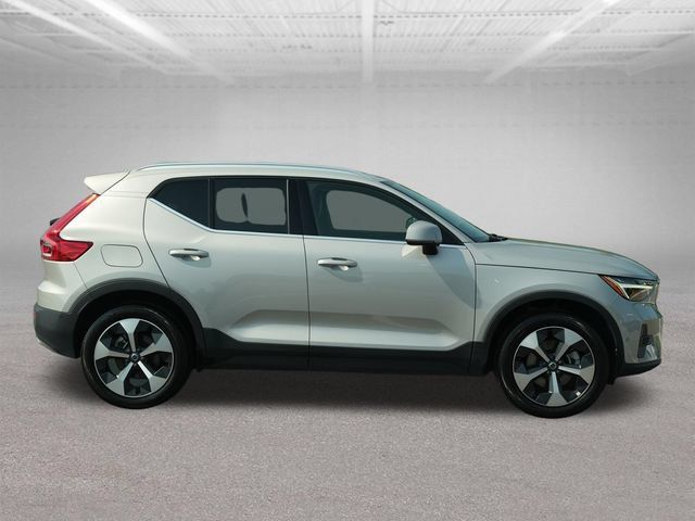 Used 2025 Volvo XC40 B5 Plus AWD/4WD image 10