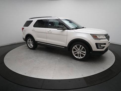 Used 2016 Ford Explorer XLT w/ Equipment Group 202A image 13