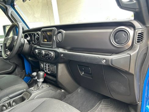 Used 2023 Jeep Gladiator Sport AWD/4WD image 15