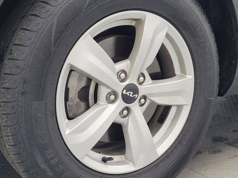 Used 2023 Kia Sorento LX image 31