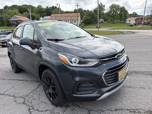Used 2022 Chevrolet Trax LT w/ Premium Seat Package AWD/4WD image 3