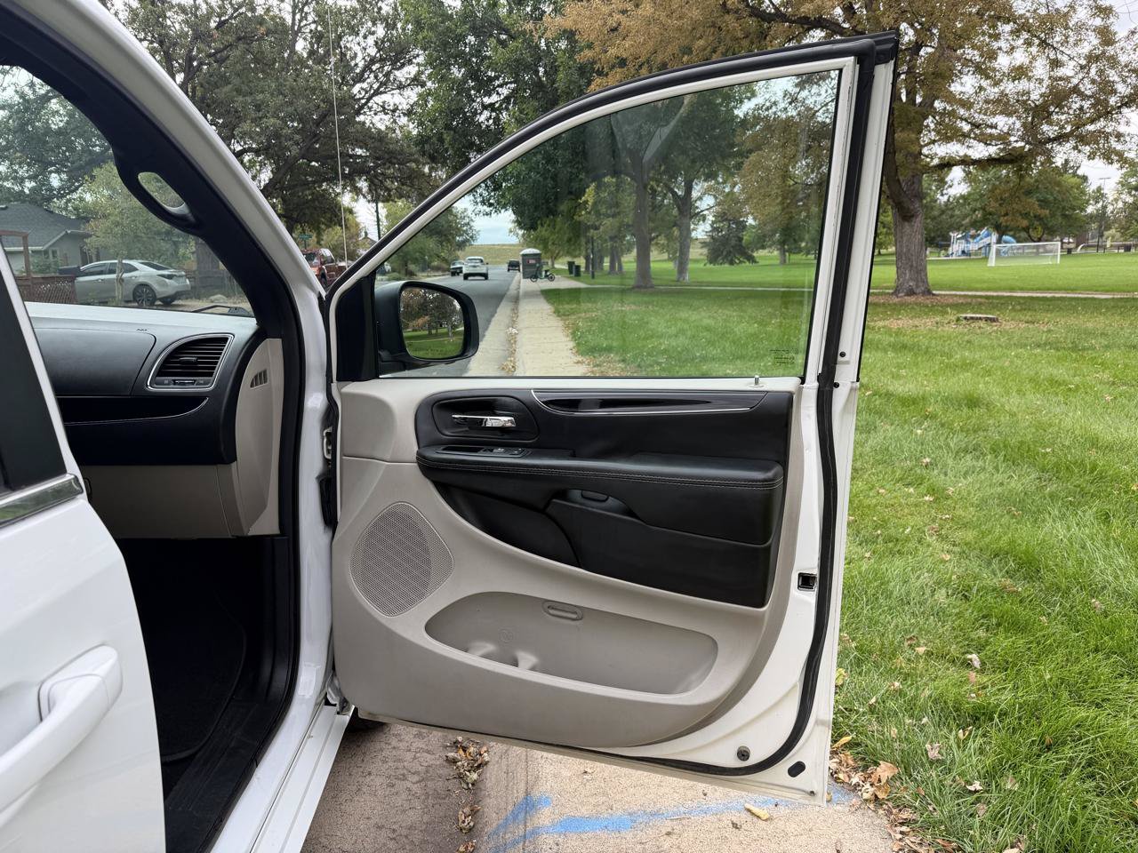 Used 2019 Dodge Grand Caravan SXT FWD image 16
