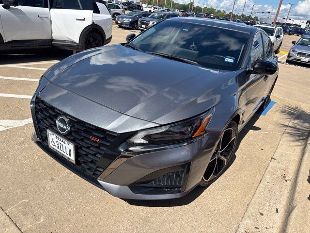 Used 2024 Nissan Altima 2.5 SR w/ SR Premium Package FWD image 5