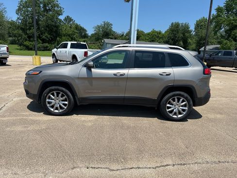 Used 2018 Jeep Cherokee Limited image 2