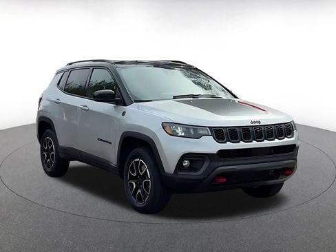 Used 2025 Jeep Compass Trailhawk image 3